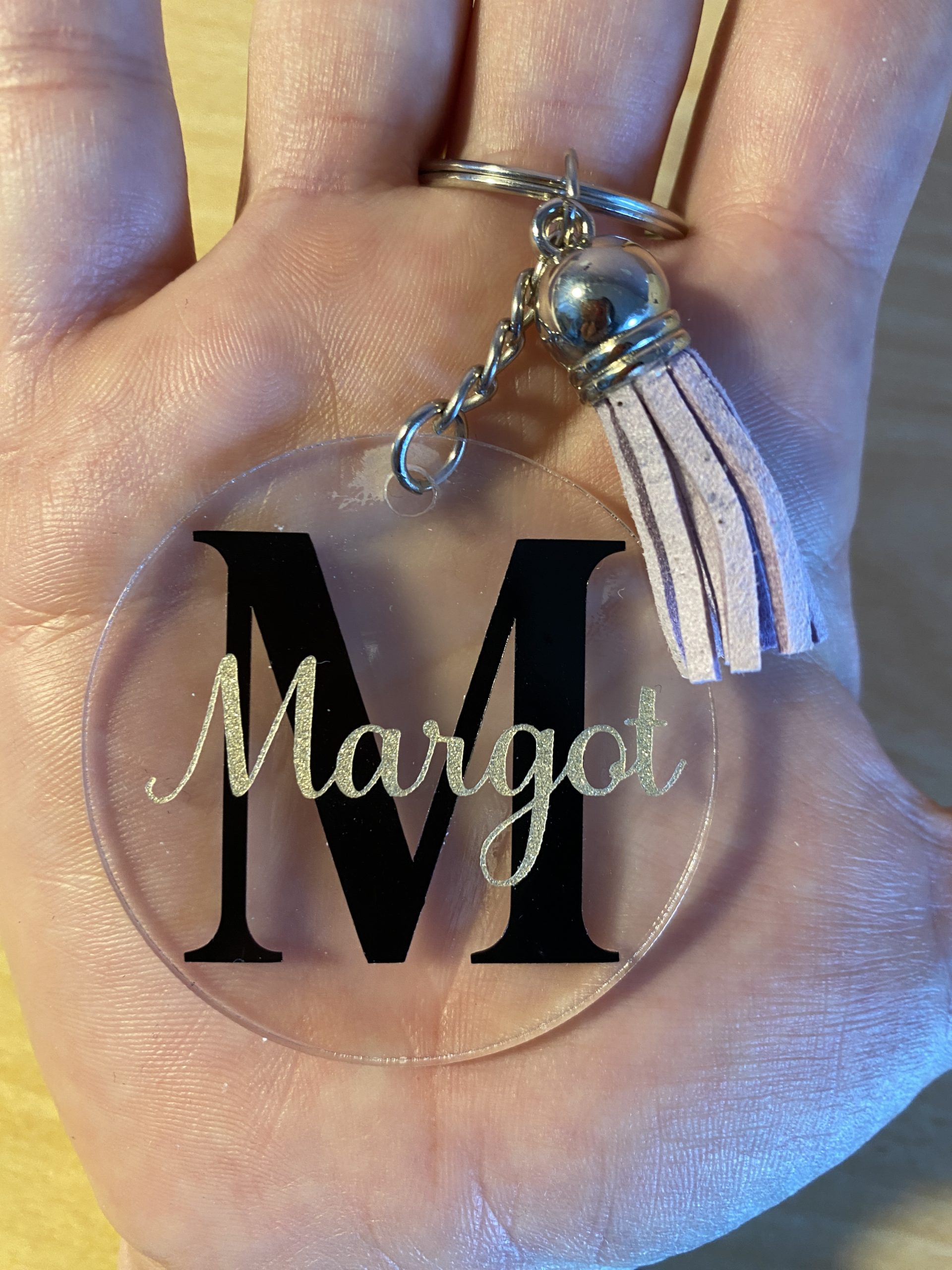 porte-clé personnalisé initiale et prénom, noir et doré, Margot