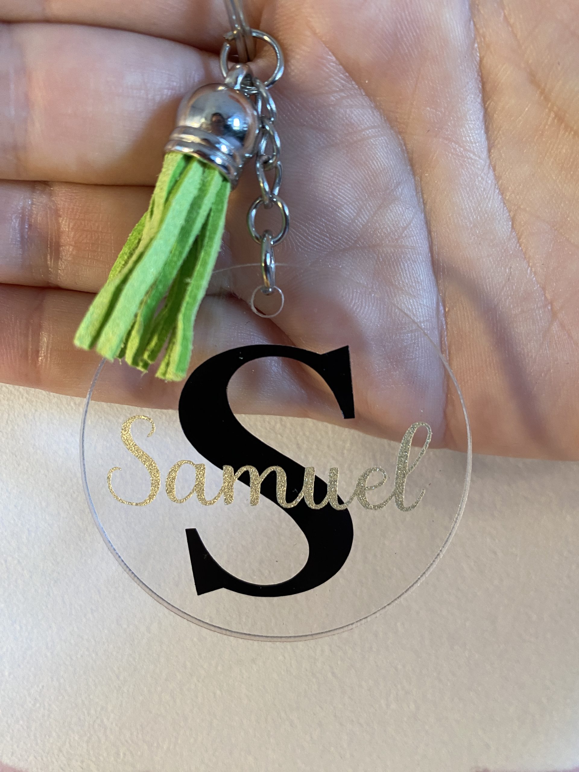 porte-clé personnalisé initiale et prénom, noir et doré, Samuel