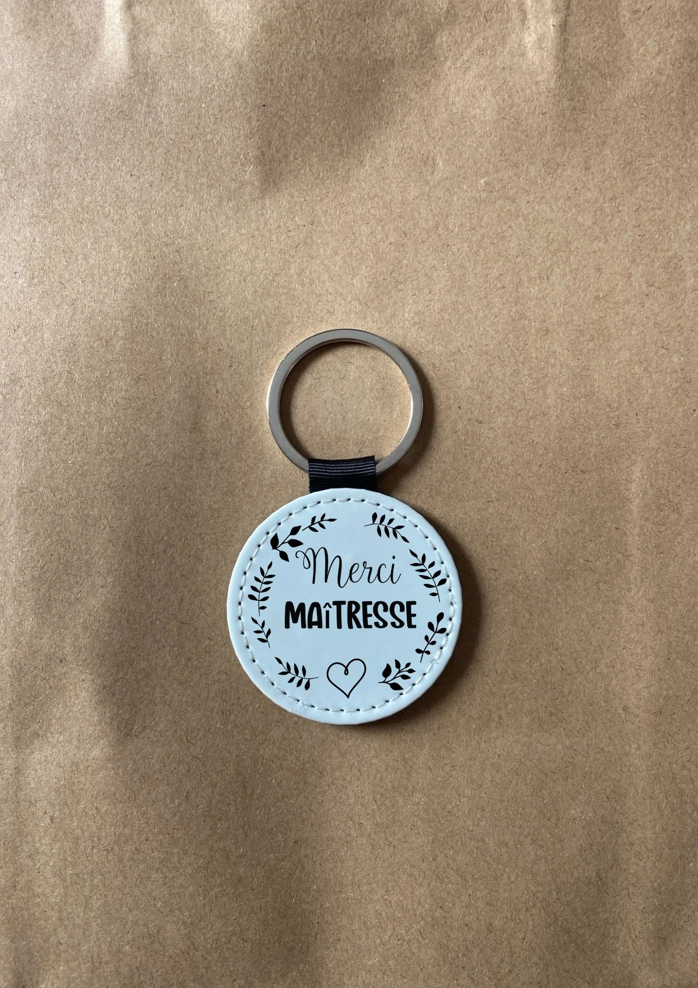 porte clé personnalisé rond, étiquette, coeur merci maitresse par exemple
