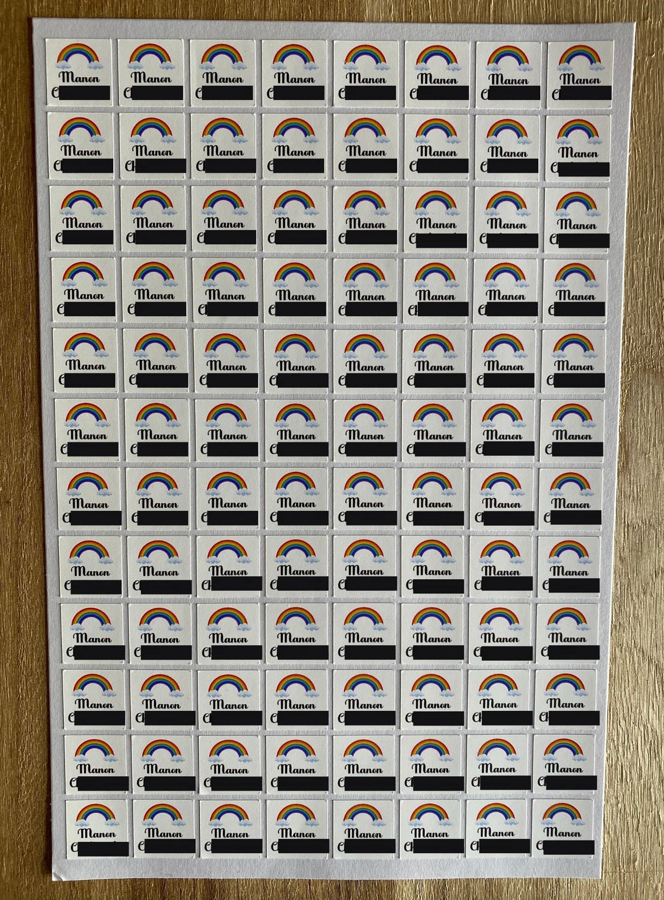 étiquettes carrées vêtements nominatives pour marquer les affaires école crèche maternelle