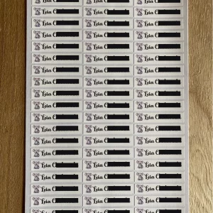 étiquettes vêtements nominatives pour marquer les affaires école crèche maternelle