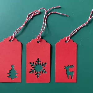étiquettes cadeaux rouge de Noël : sapin, flocon, renne